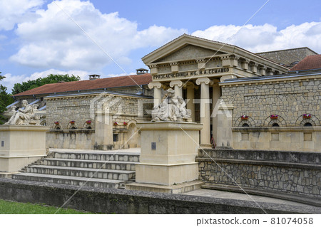 The Semashko mud baths and sculptures in Essentuki, Russia, built in 1913 in the ancient Greek style 81074058