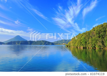 [鹿兒島縣] 從池田湖看到的開聞岳 81074119