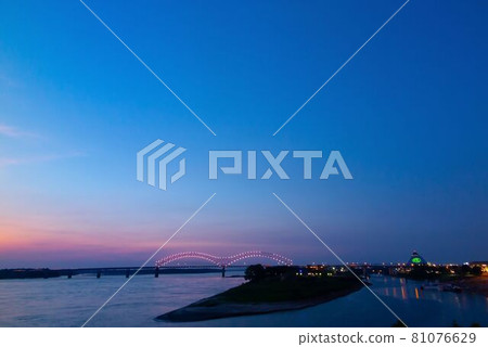 Beautiful evening view of Hernando de Sotobridge in Memphis, USA 81076629