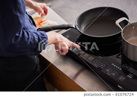Hand cooking boy image of a young man turning on the IH cooking heater 81076724