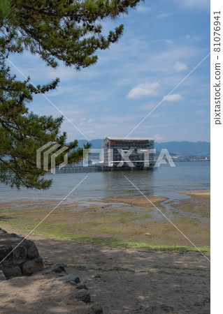 Itsukushima Shrine under restoration Otorii and surrounding scenery <Miyajima, Hiroshima Prefecture / August> 81076941