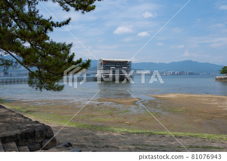 Itsukushima Shrine under restoration Otorii and surrounding scenery <Miyajima, Hiroshima Prefecture / August> 81076943