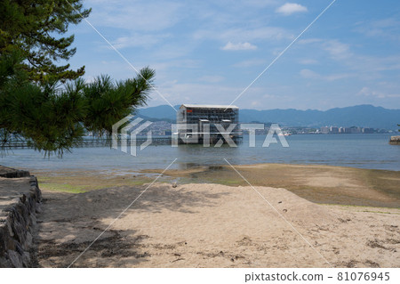 Itsukushima Shrine under restoration Otorii and surrounding scenery <Miyajima, Hiroshima Prefecture / August> 81076945