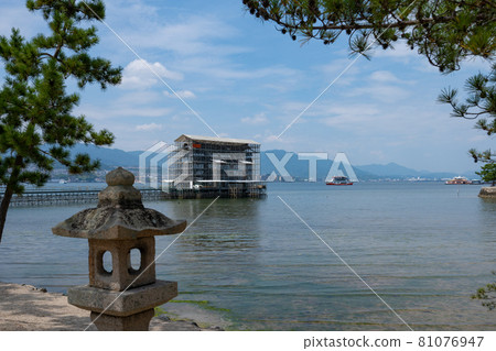 Itsukushima Shrine under restoration Otorii and surrounding scenery <Miyajima, Hiroshima Prefecture / August> 81076947