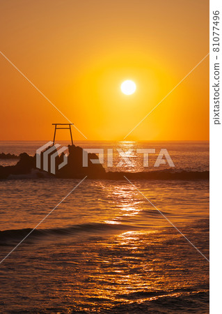 《鳥取縣》 晴天從夏威夷海灘看清晨的景色 81077496