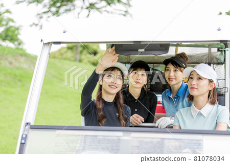 Female cart enjoying golf 81078034