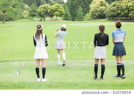 享受高爾夫球的女性開球 享受高爾夫球的女性開球 81078059