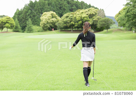 A woman enjoying golf A woman enjoying golf 81078060