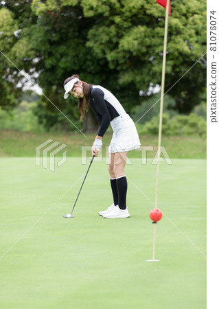 Women enjoying golf Green 81078074