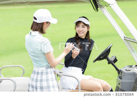 喜歡高爾夫球車供水的女性 81078084