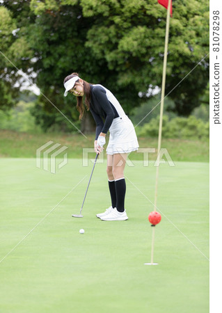 Women enjoying golf Green Women enjoying golf Green 81078298