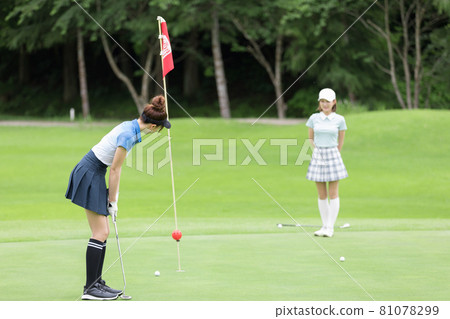 享受高爾夫球綠色的婦女 81078299