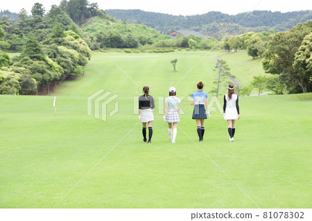 享受高爾夫的女人 享受高爾夫的女人 81078302
