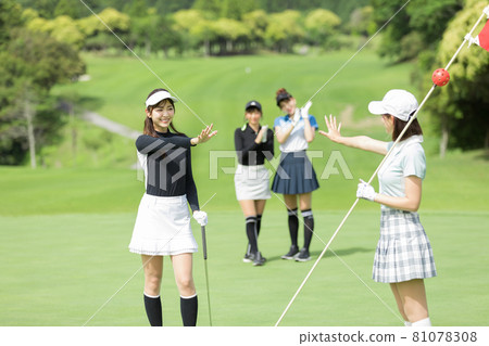 A woman enjoying golf 81078308