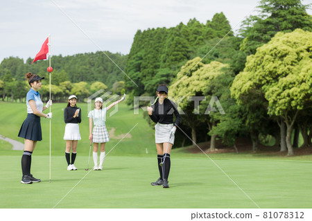 A woman enjoying golf 81078312
