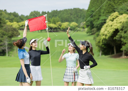 A woman enjoying golf A woman enjoying golf 81078317