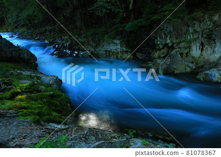岩手縣遠野市 夏季山間溪流 岩手縣遠野市 夏季山間溪流 81078367