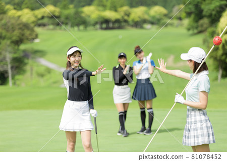 A woman enjoying golf 81078452