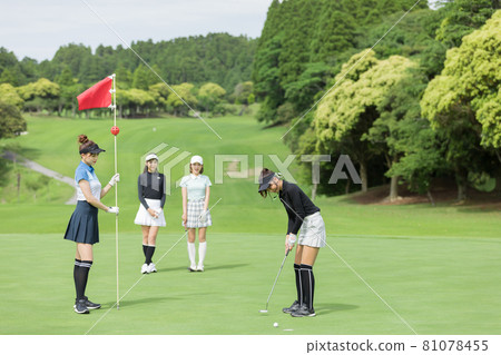 A woman enjoying golf A woman enjoying golf 81078455