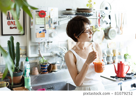 喝冰沙的女人 喝冰沙的女人 81079252