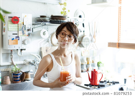 喝冰沙的女人 喝冰沙的女人 81079253