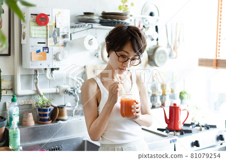 喝冰沙的女人 喝冰沙的女人 81079254