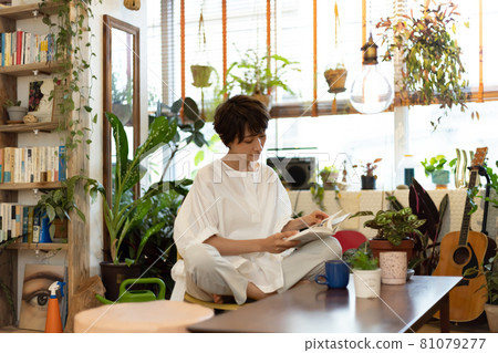 一個女人讀書並度過她的假期 一個女人讀書並度過她的假期 81079277