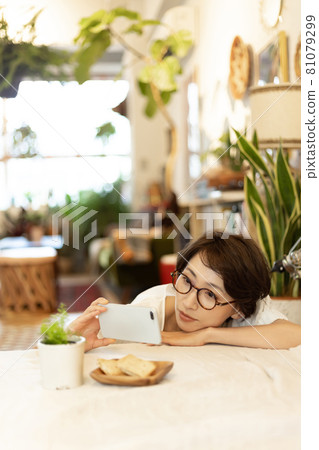 Woman shooting breakfast for SNS 81079299