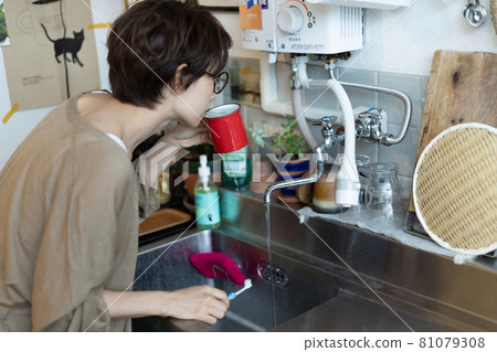 woman brushing teeth woman brushing teeth 81079308