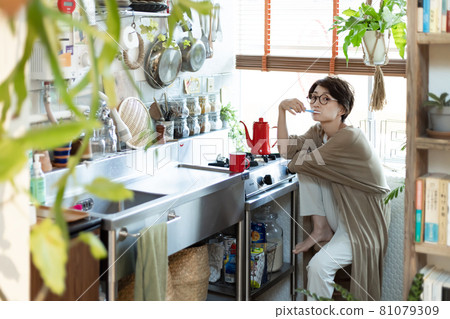 woman brushing teeth woman brushing teeth 81079309