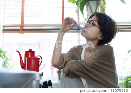 woman brushing teeth woman brushing teeth 81079310