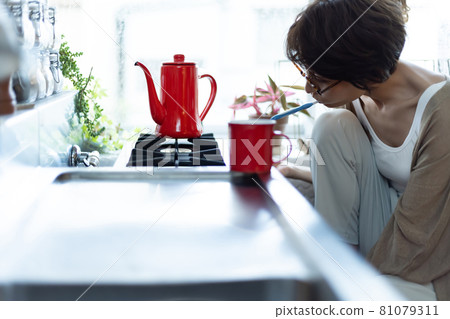 woman brushing teeth woman brushing teeth 81079311