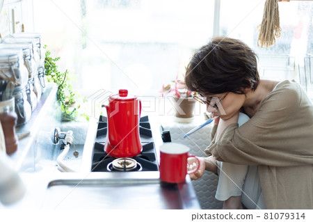 刷牙的女人 刷牙的女人 81079314
