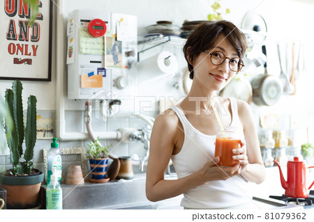 喝冰沙的女人 喝冰沙的女人 81079362