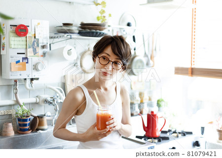 喝冰沙的女人 喝冰沙的女人 81079421