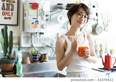 喝冰沙的女人 喝冰沙的女人 81079422