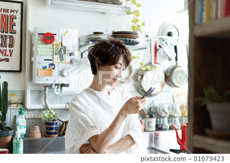 使用智能手機的女人 使用智能手機的女人 81079423