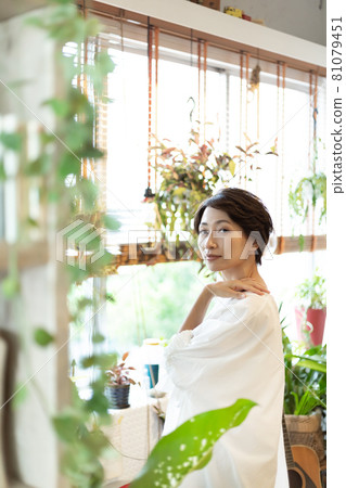 一個女人住在一個有葉子植物的時髦房間裡 81079451