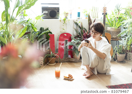 操作智能手機的婦女 81079467