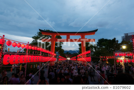 京都伏見稻荷大社本社祭典夜景 京都伏見稻荷大社本社祭典夜景 81079602