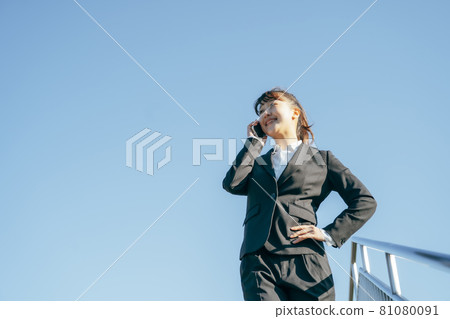 business woman calling business woman calling 81080091