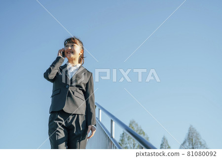 business woman calling business woman calling 81080092