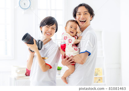 Shooting studio baby 81081463