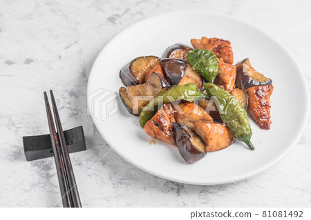 Stir-fried chicken and summer vegetables in oyster sauce 81081492
