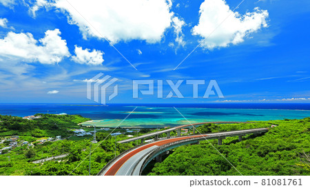 Okinawa in summer, exhilarating drive 81081761