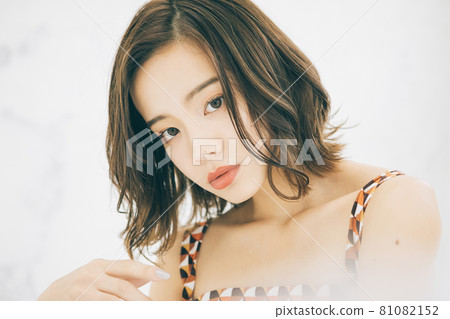 年輕女子髮型圖片 81082152