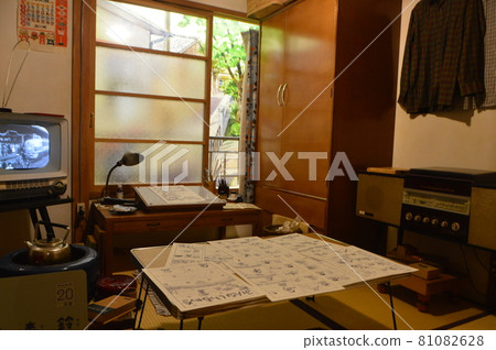 Showa period cartoonist, writing environment 81082628