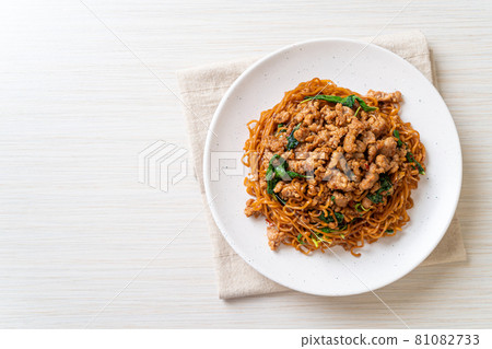 stir-fried instant noodles with Thai basil and minced pork stir-fried instant noodles with Thai basil and minced pork 81082733