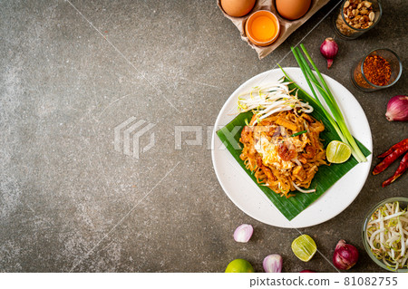 Pad Thai - stir-fried rice noodles 81082755