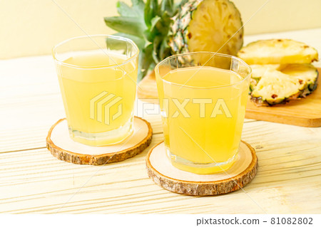 fresh pineapple juice 81082802